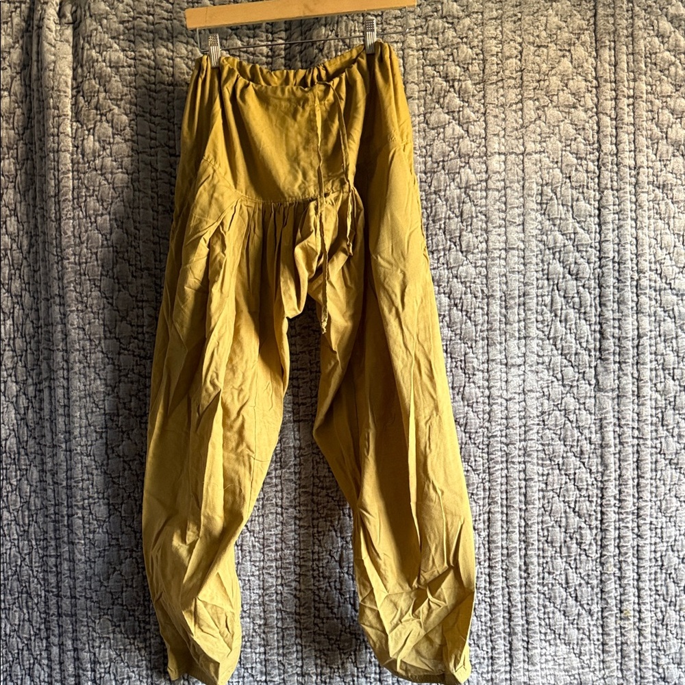 Women Mustard Pants with pockets.